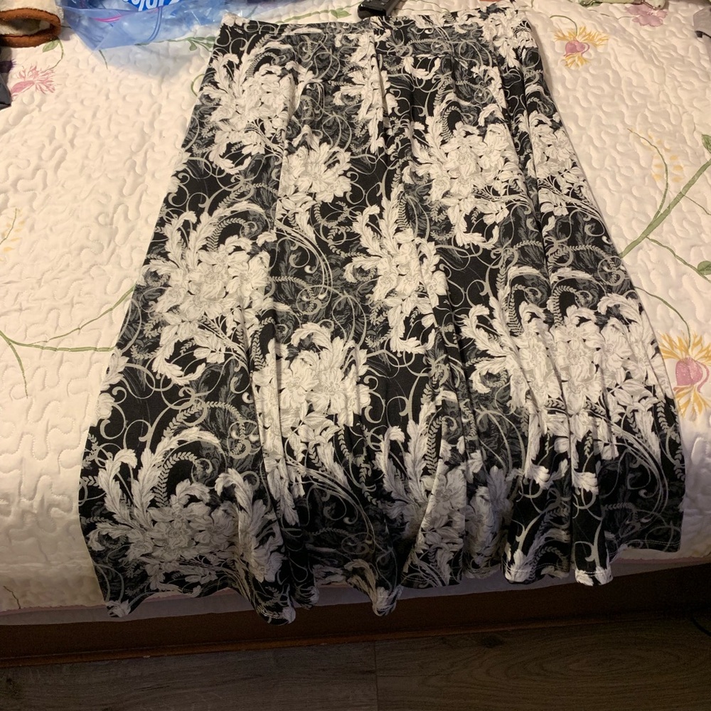 Patterned midi skirt.